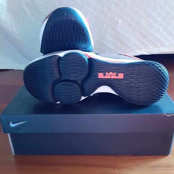 Lebron Witness IV basketball shoes main image 5